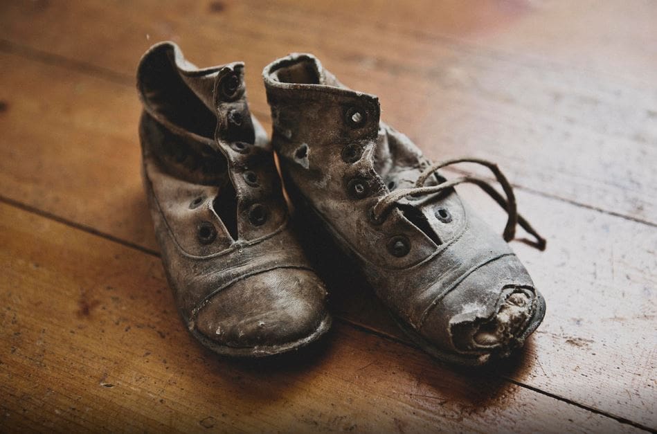 Lubang pada Upper Shoe