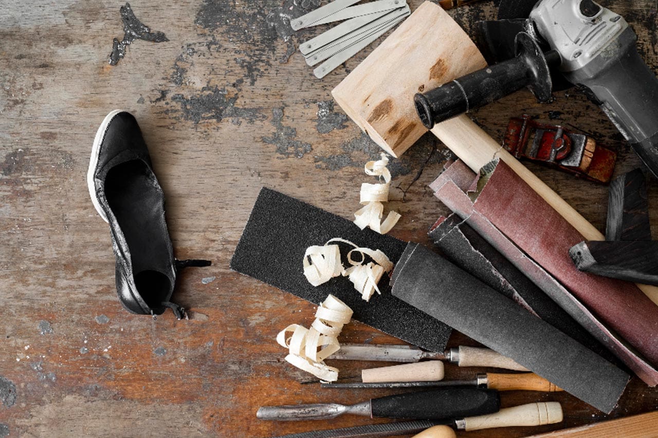 cara memperbaiki sepatu terkelupas