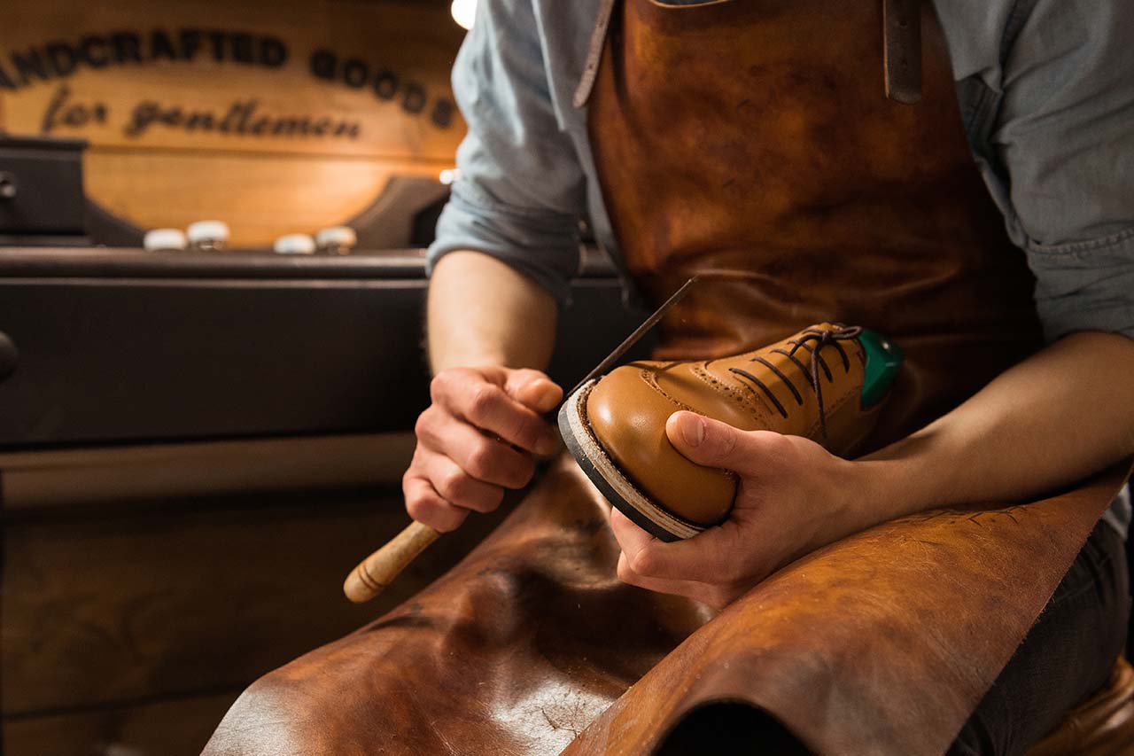 cara memperbaiki sepatu terkelupas