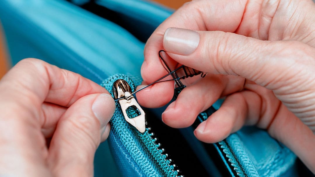 cara memperbaiki resleting tas