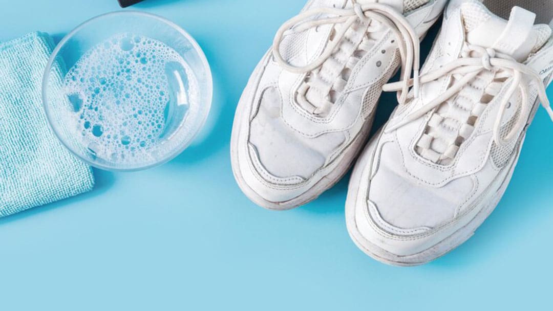 cara mencuci sepatu putih