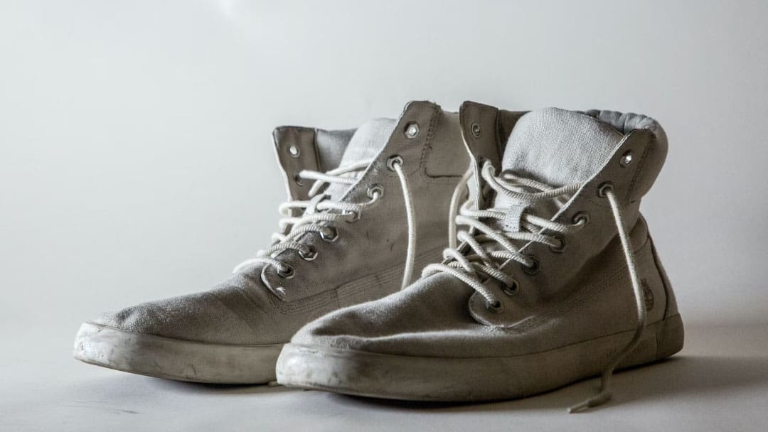 menghilangkan bau sepatu