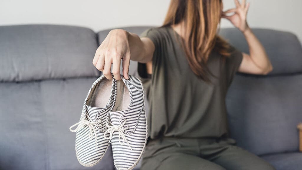 menghilangkan bau sepatu