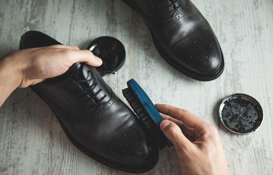 cara menyemir sepatu