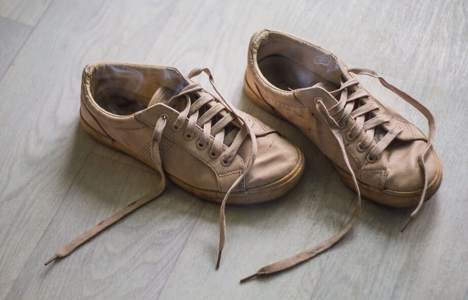 menghilangkan bau sepatu