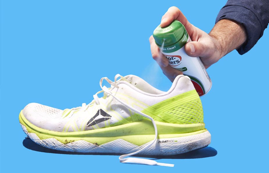 menghilangkan bau sepatu