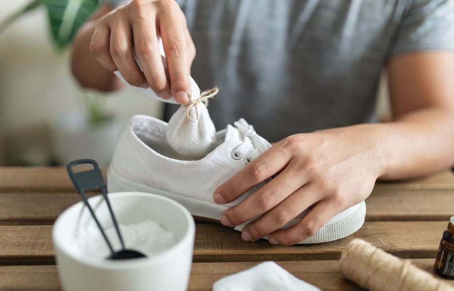 menghilangkan bau sepatu