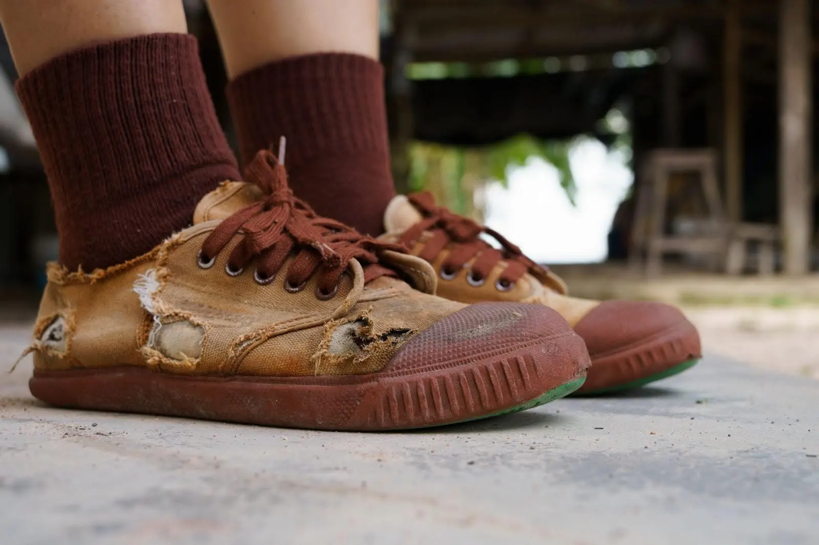 tambal sepatu bolong
