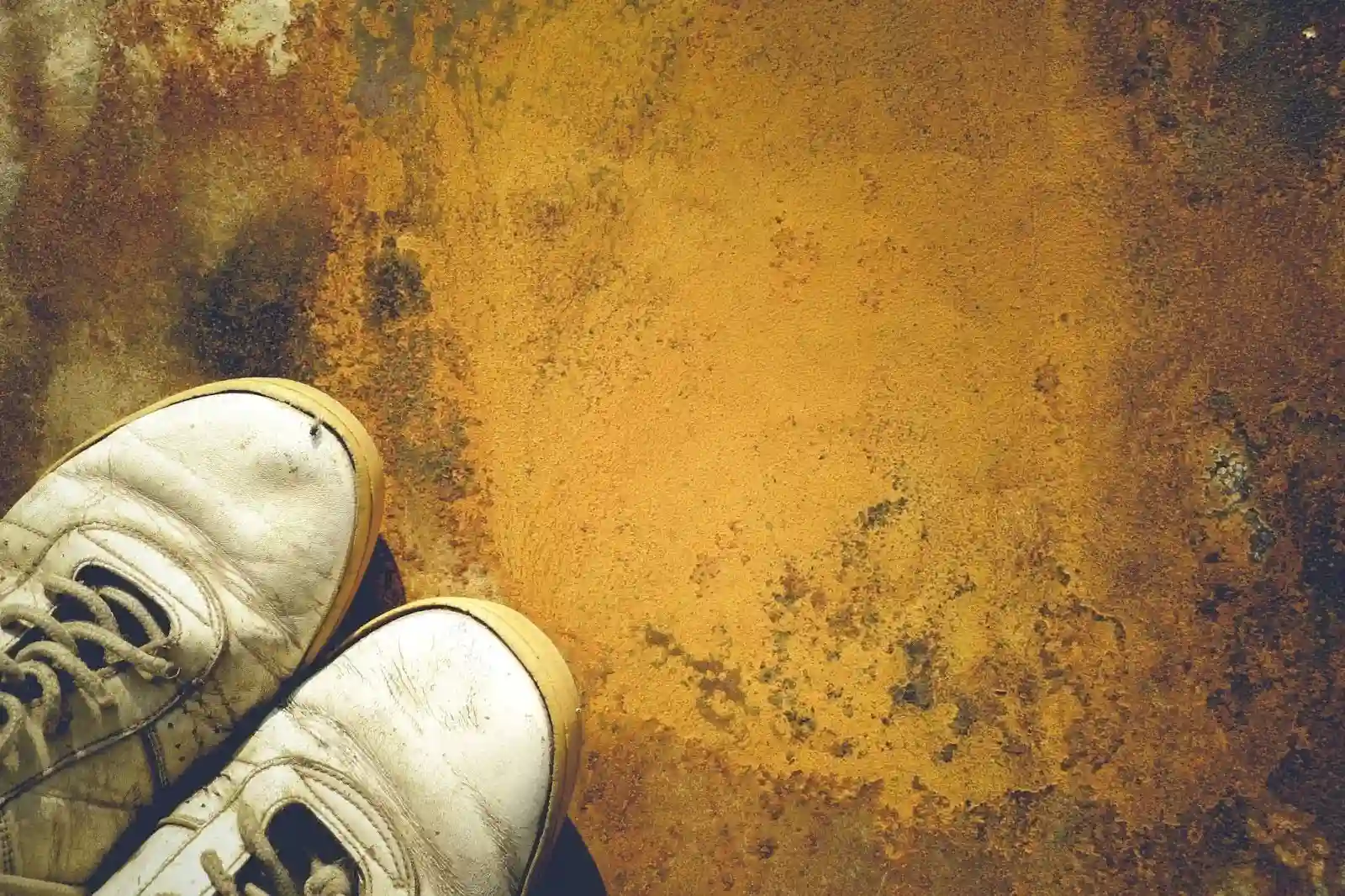 sepatu putih menguning